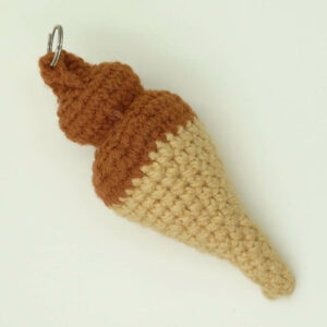 rekodzielo-brelok-szydelkowy-lod-wloski-kakaowy