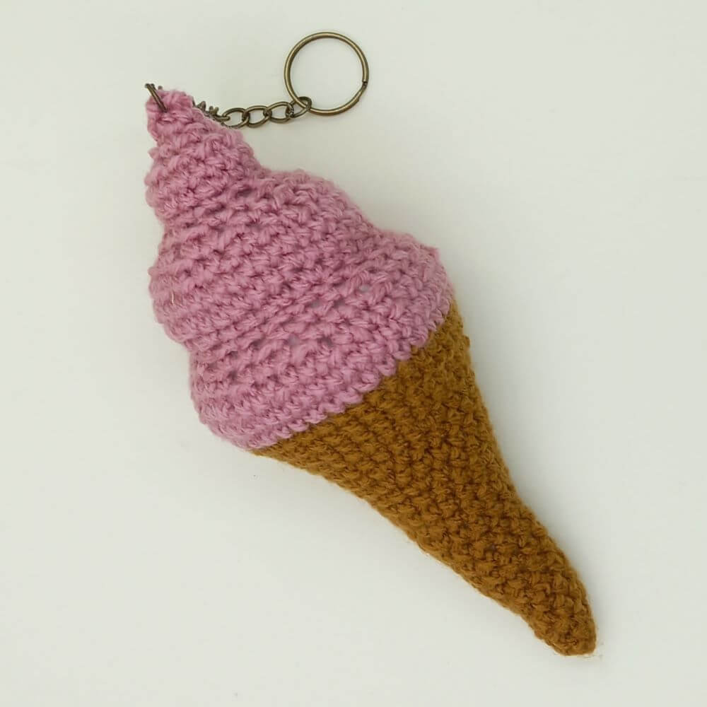 rekodzielo-brelok-szydelkowy-lod-wloski-jagodowy