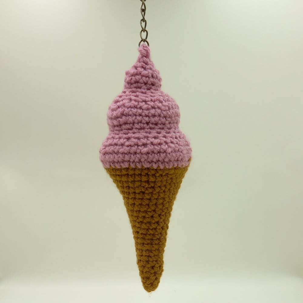 rekodzielo-brelok-szydelkowy-lod-wloski-jagodowy 1