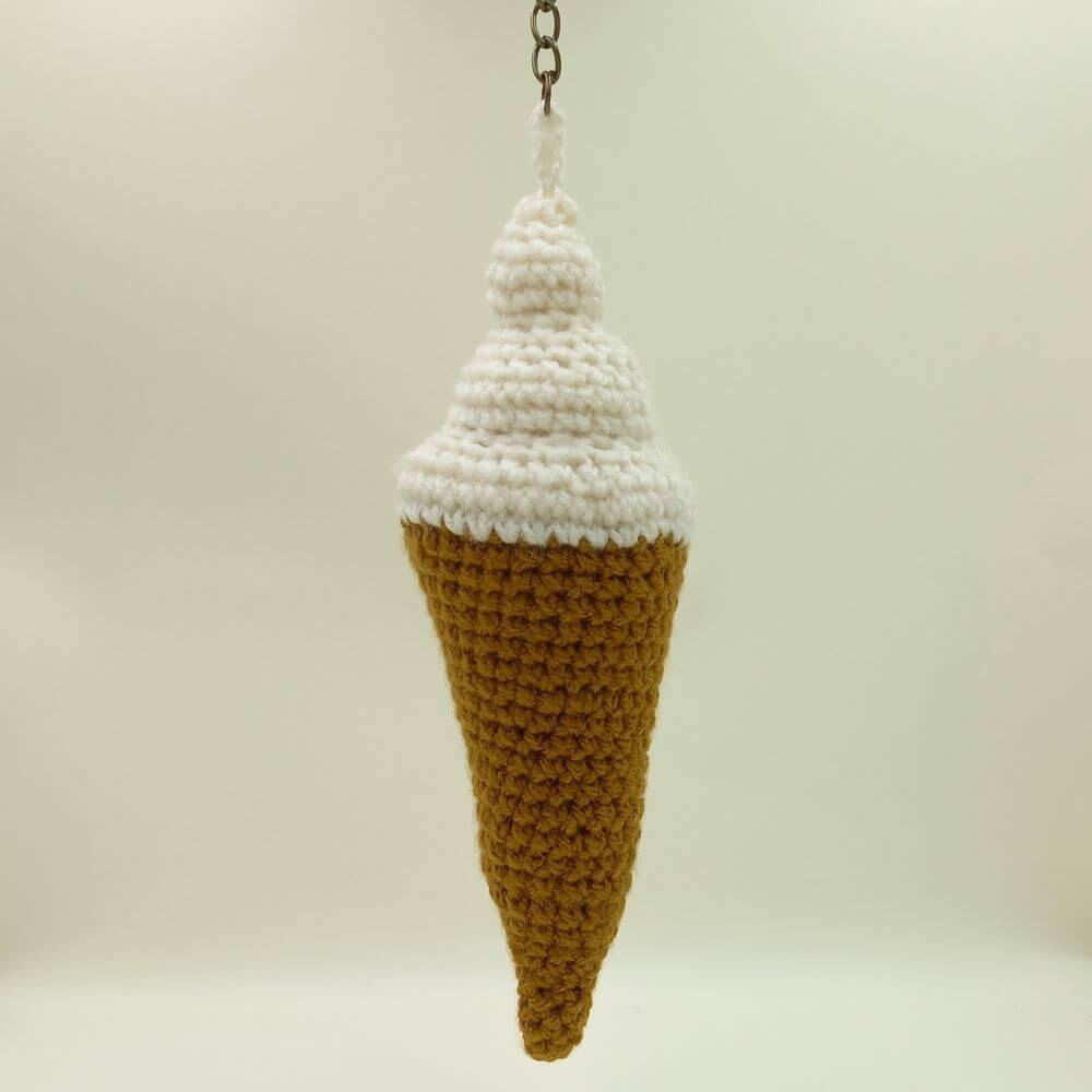 rekodzielo-brelok-szydelkowy-lod-wloski-waniliowy 1