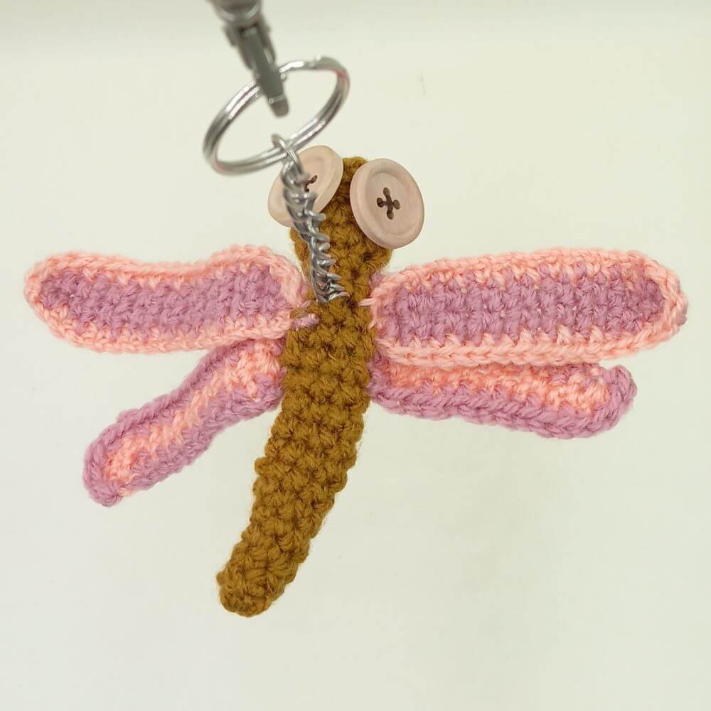 rekodzielo-brelok-szydelkowy-wazka 1