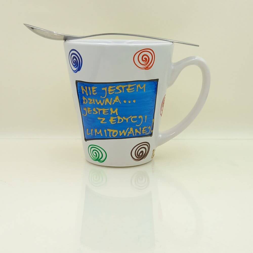 Ręcznie malowany kubek 330 ml "Nie jestem Dziwna..." - obrazek 2